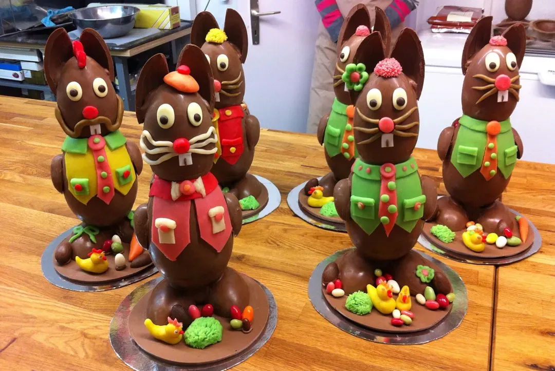 Lapins en chocolat modelés à l’atelier